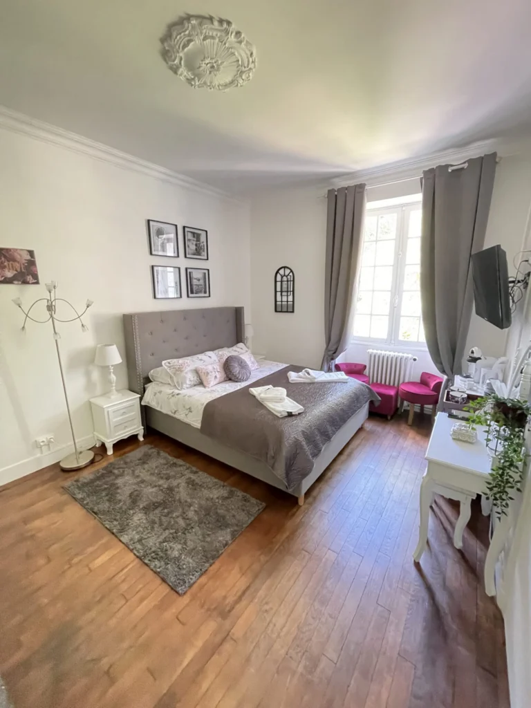 Zimmer 4 – Das Bordeaux-Zimmer